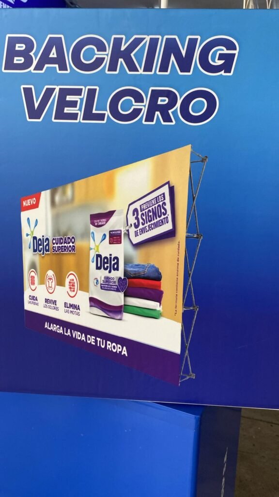 Muestra de backing con estructura araña y velcro en la exhibición de Imprenta Peruana