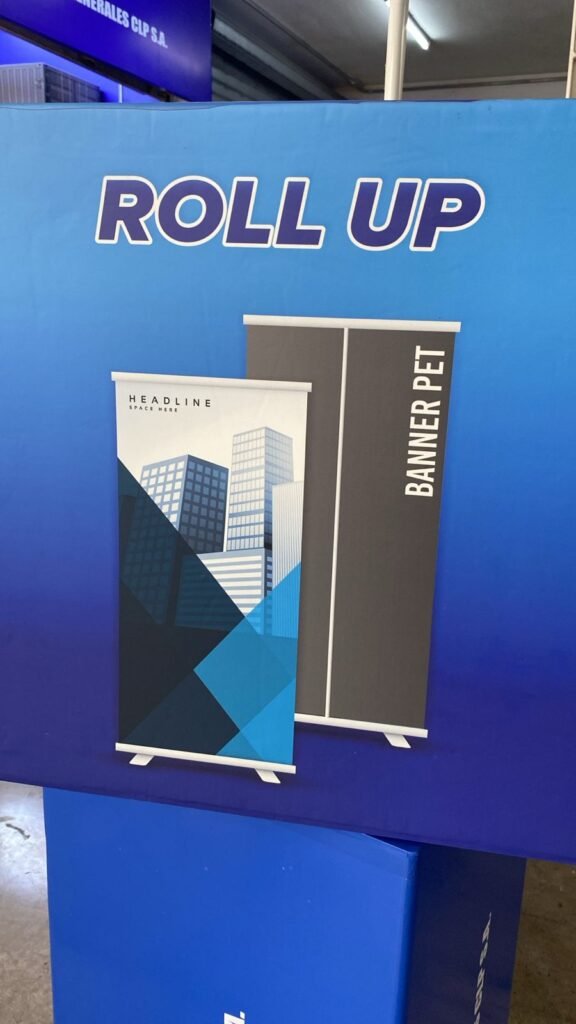 Muestra de roll-up y banner PET en la exhibición de Imprenta Peruana