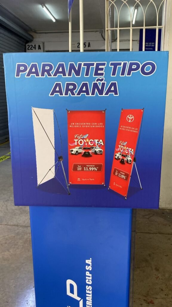 Parante tipo araña con banners impresos en la exhibición de Imprenta Peruana