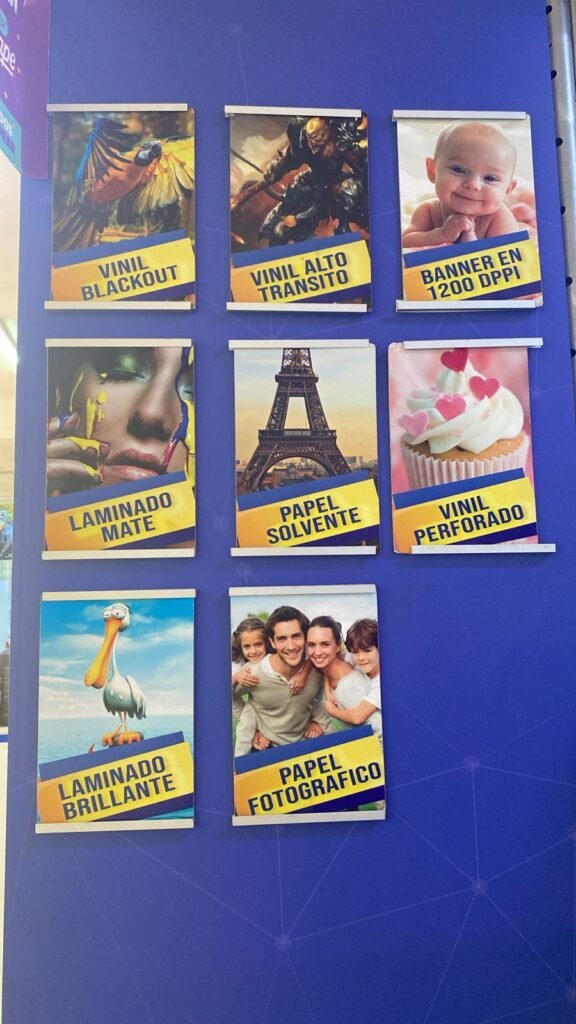 Muestrario de viniles de Imprenta Peruana: blackout, alto tránsito, perforado y laminados