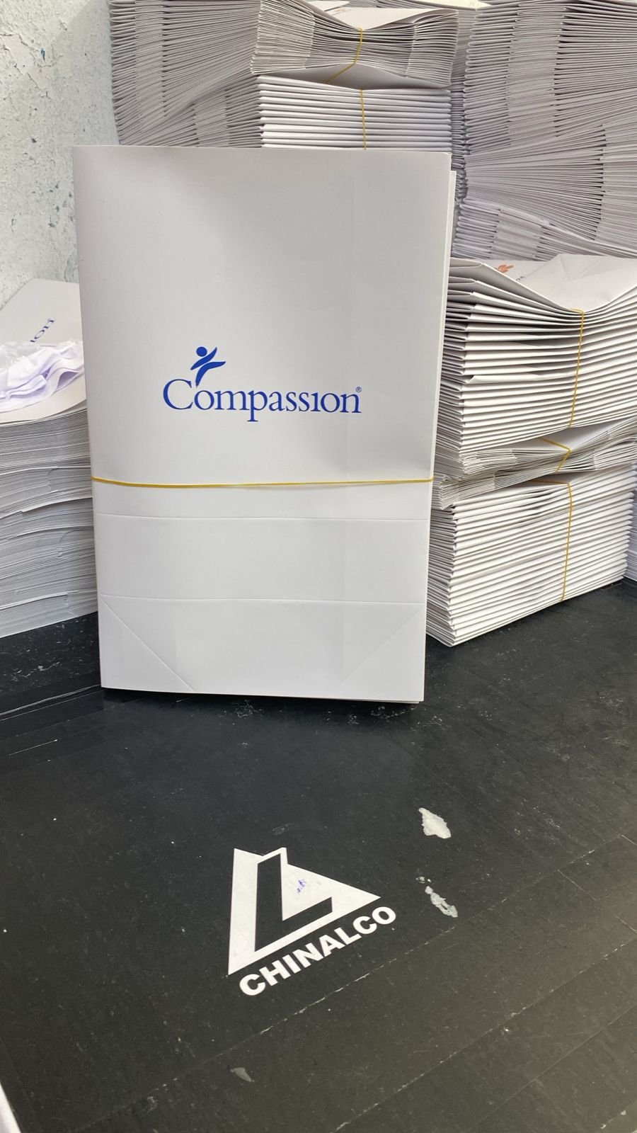 Kits corporativos con polos y merchandising textil personalizado Lima