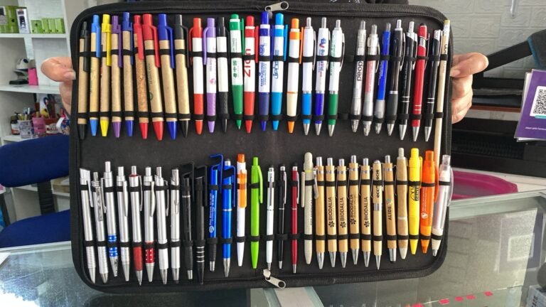 Muestrario completo: corcho, madera, plástico y metal