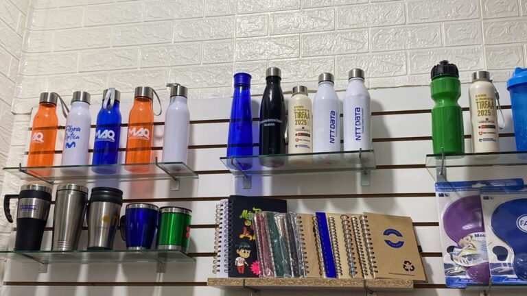 Vitrina de muestrarios Jagasher: botellas, libretas espiral y kits corporativos